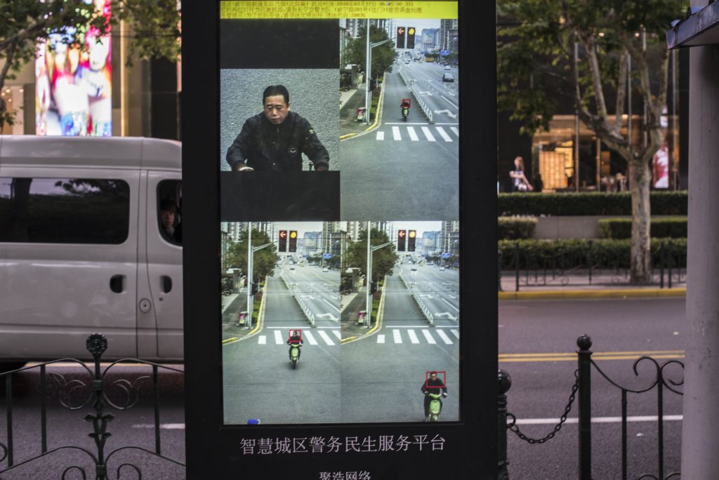 Chiński sposób na nieuważnych przechodniów? Monitoring uliczny