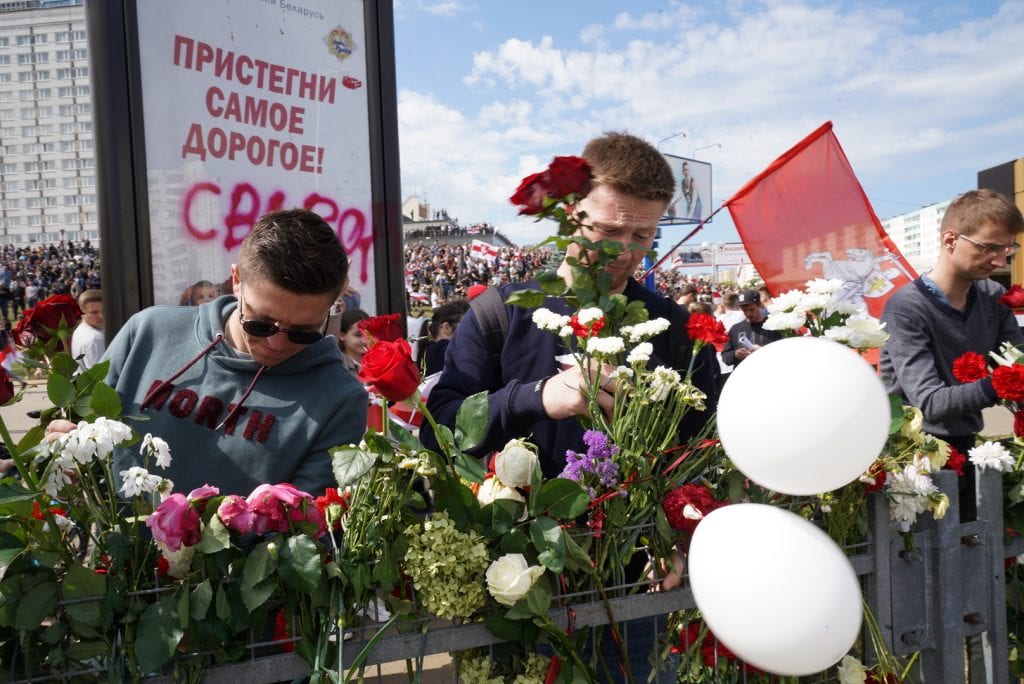 Flowers and firearms. Belarusians are united against police violence