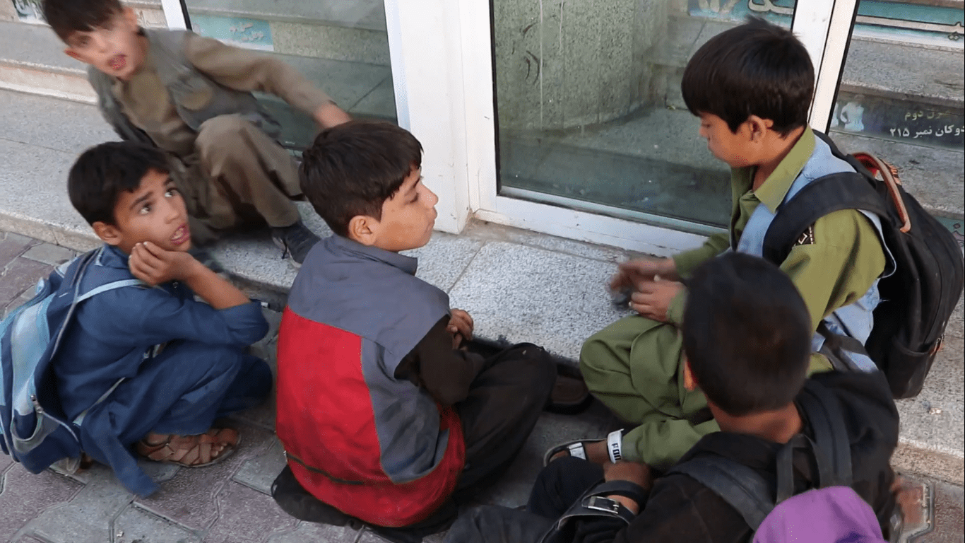 Zapiski z Afganistanu #2 Afgańskim dzieciom grozi„większe niebezpieczeństwo niż kiedykolwiek wcześniej”