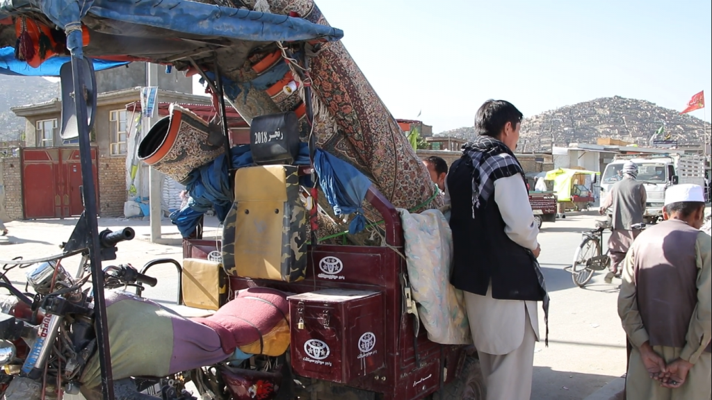Zapiski z Afganistanu #8 Afgańczycy sprzedają nawet swoje dywany, aby zebrać pieniądze na ucieczkę z kraju.