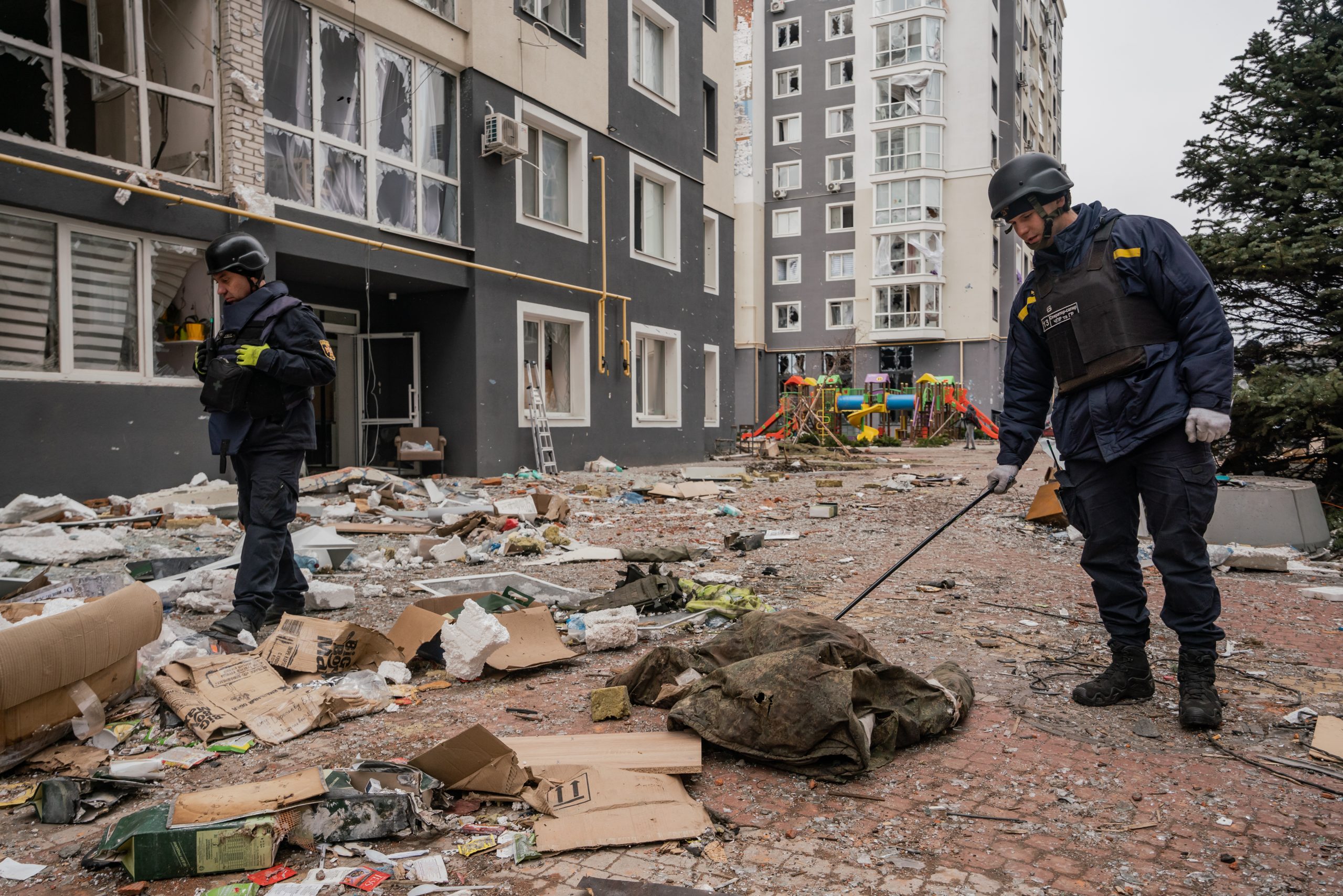 Ukraińscy ratownicy rozminowują pułapki zastawione przez Rosjan.