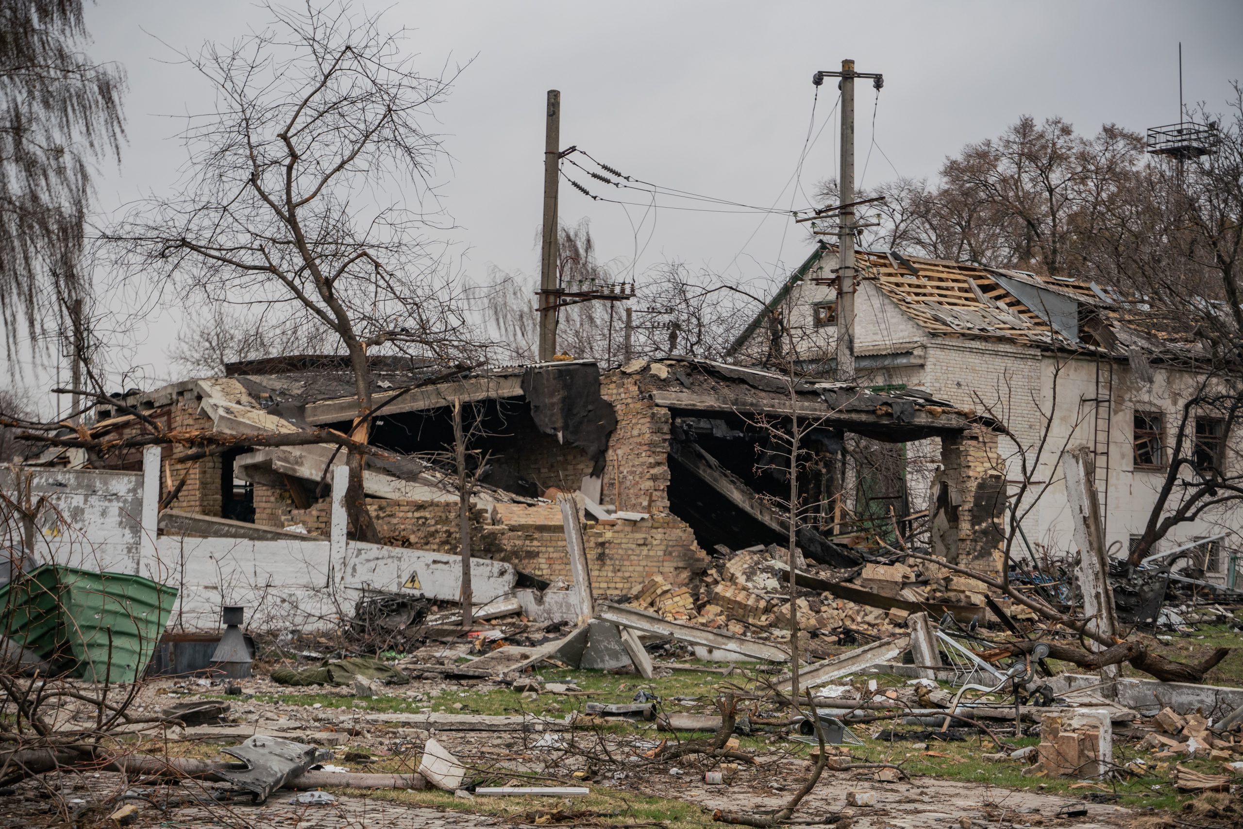 zniszczona przez Rosjan stacja transformatorowa na obrzeżach Buczy.