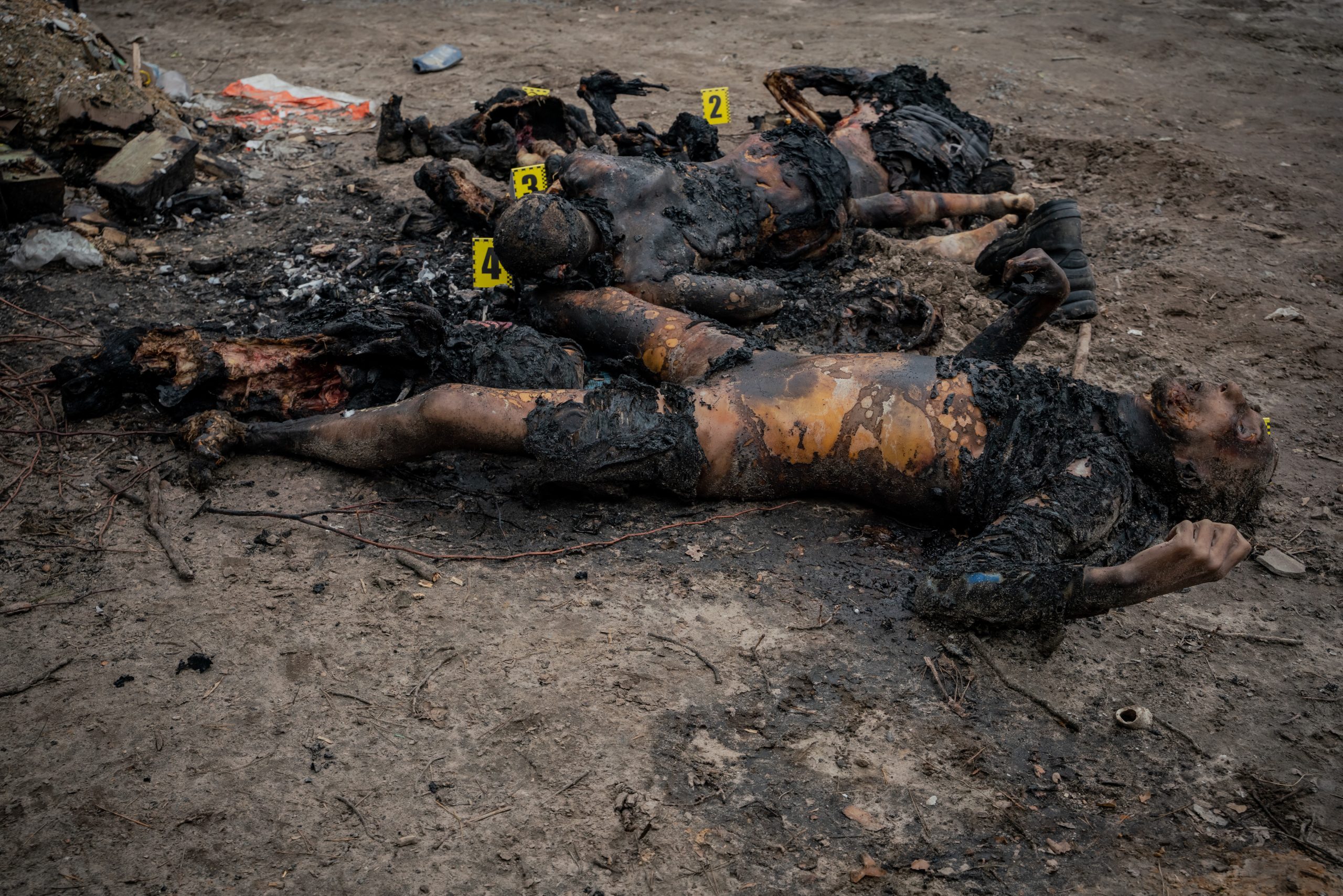 Ocaleni cywile w Buczy mówią, że byli świadkami piekła. Na zdjęciu dowód na ich słowa – spalone ciała cywilów.