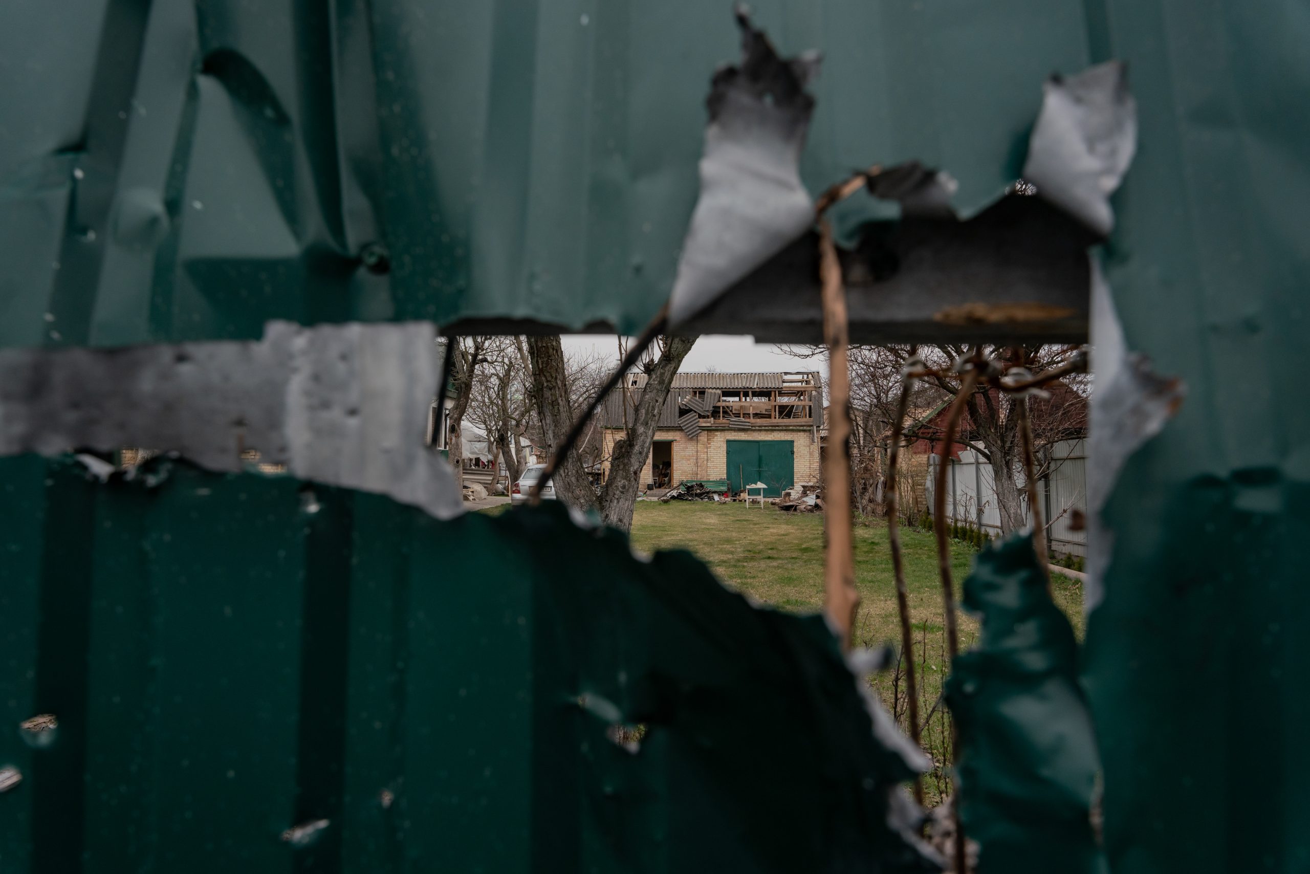Zniszczone ogrodzenie w pobliżu domu, w którym artyleria zniszczyła kolumnę wojsk rosyjskich.