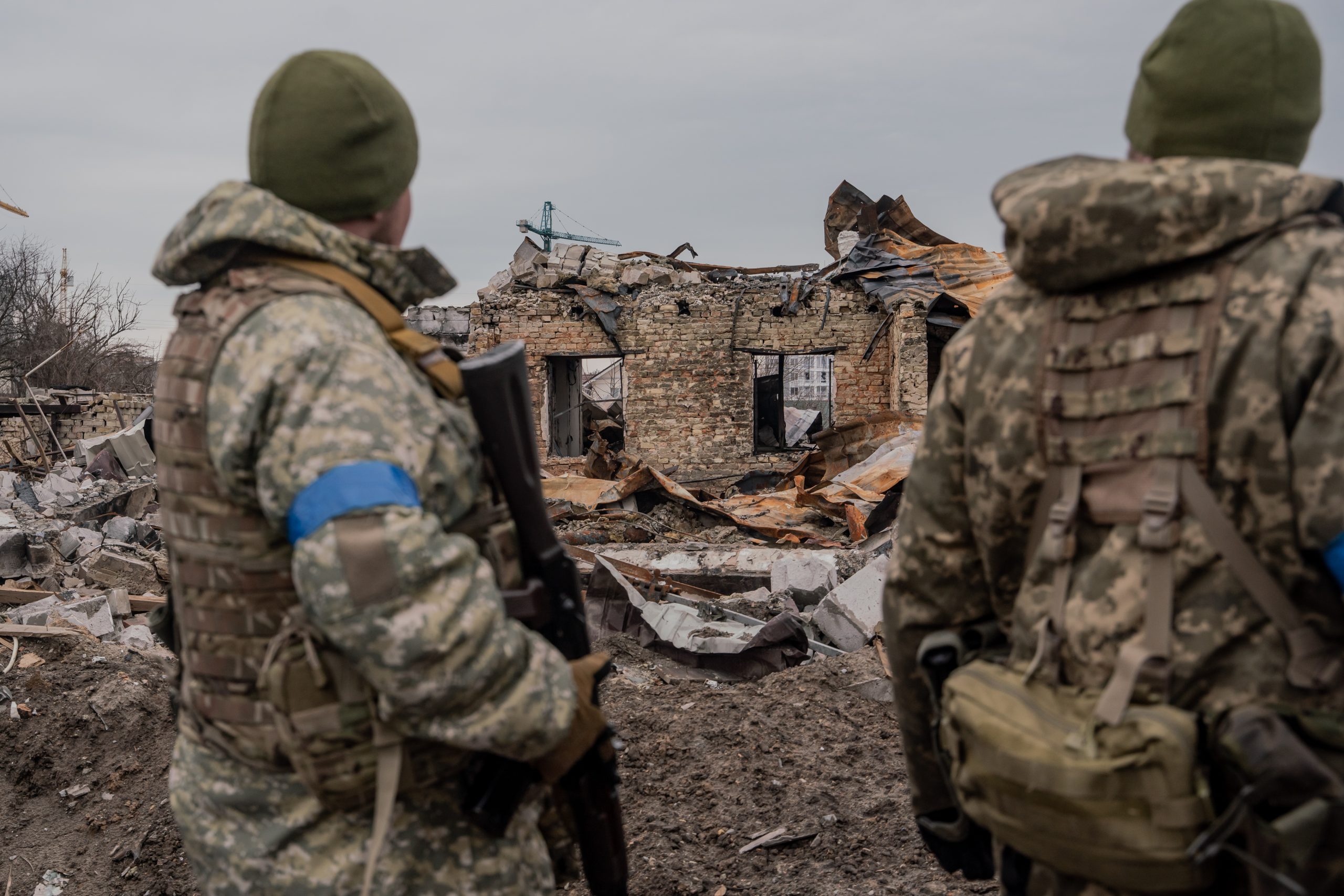 Wojsko ukraińskie na ulicy Vokzalna w Buczy. Rosjanie zniszczyli tu większość domów prywatnych.